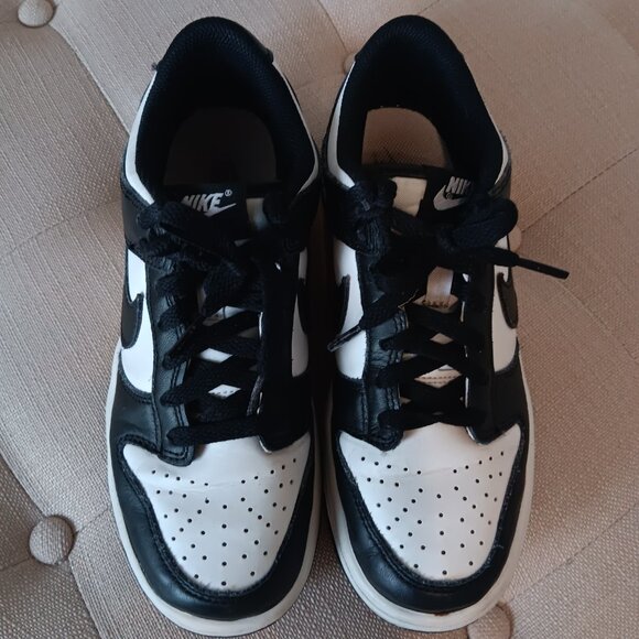 Nike Dunk Low athletic shoes / black & white / size 5 big kid - Picture 5 of 10